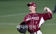 [포토]역투하는 넥센 선발 밴헤켄