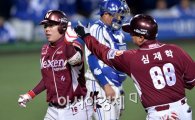 [포토]강정호,'투런 홈런으로 승기 잡았어!'