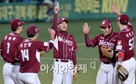 [포토]김민성, 'KS 1차전은 우리의 무대였어!'