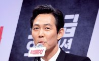 이정재 "복근 1위? 영화 홍보 이렇게 해도 되나" 일침