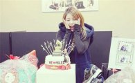 가수 에일리, 벌써 데뷔 1000일?…축하 선물에 둘러싸여 "일리언들 사랑해요"