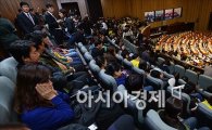 [포토]국회 본회의장 찾은 세월호 유가족들