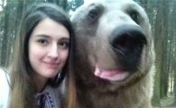 러시아에선 곰이 셀카를 찍습니다