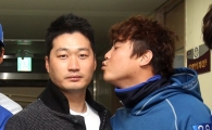 [포토]안지만, 응원 방문한 오승환에 키스 세례