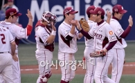 [포토]하이파이브하는 영웅들, 'KS 승부는 다시 원점'