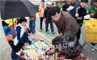 [포토]한우고기 시식회에 참석한 관광객들과 대화하는 김성 장흥군수