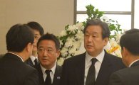 [포토]김무성 새누리당 대표 배웅하는 이웅열 코오롱 회장 