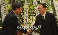 [포토]인사하는 김기춘 청와대 비서실장-이희범 전 경총회장 