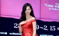 소녀시대 서현, 붉은색 풍성한 드레스…"스칼렛 오하라가 따로 없네"