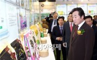 [포토]전남 10대 브랜드쌀 홍보관 둘러보는 이낙연 전남지사