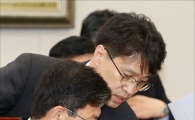 [포토]보고 받는 윤상직 장관
