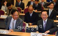 [포토]이야기하는 유일호 의원·최수현 원장