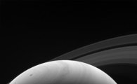 토성의 일출…밤과 낮이 보인다