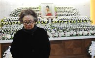 故 김자옥 빈소, 국화 대신 놓여진 장미·남편 오승근이 좋아하던 사진