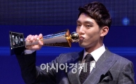 [포토]MVP 서건창, '짜릿한 트로피 키스'