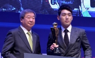 [포토]MVP 수상하는 넥센 서건창