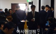 [포토]예산소위 회의실 앞 공무원들 