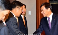 [포토]인사 나누는 이주열 한국은행 총재