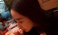 허니버터칩, 스타들도 푹 빠진 '꿀맛'과자…소유진·소이·강민경 연이은 SNS 인증