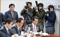 [포토]친박 모임 참석한 최경환 경제부총리