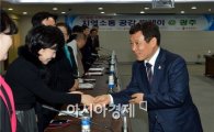[포토]국민대통합위원회위원들과 악수하는  윤장현 광주시장