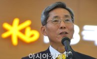 [포토]답변하는 윤종규 KB금융회장 내정자 