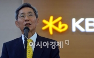 [포토]인사하는 윤종규 신임 KB금융회장 