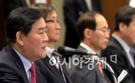 최경환 "정규직 과보호 심각…기업이 겁나서 못 뽑아"…노동시장 개혁 주장 