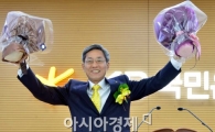 [포토]꽃다발 든 윤종규 KB 금융지주 회장