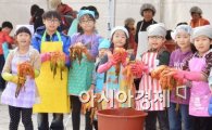 [포토]'어린이들이 담근 김치'