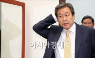 [포토]회의장 들어서는 김무성 대표