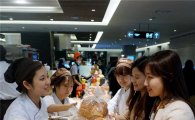 현대百, '서울 3대 빵집' 나폴레옹 과자점 팝업스토어 오픈