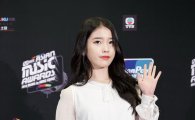 아이유 "선물이에요"…자작곡 '무릎' 음원 기습 공개 