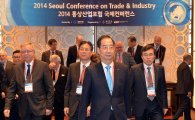 [포토]2014 통상산업포럼 국제컨퍼런스, 입장하는 한덕수 무역협회장