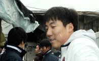 [포토]구슬땀 흘리며 연탄 봉사하는 두산 김현수