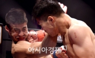[포토]로드FC 데뷔한 김대환 해설, '화끈한 한 방!'