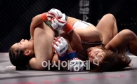 [포토]주도권 빼앗긴 '미녀 파이터' 송가연