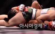 [포토]송가연, '참기 힘든 고통'