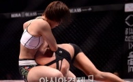 [포토]사토미 상대로 고전하는 송가연