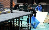 [포토]경기장 정리를 돕는 '미녀파이터' 송가연