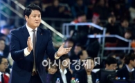 [포토]박수치는 문경은 감독, '초반 분위기 아주 좋아'