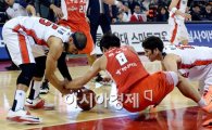 [포토]문태영-박상오, '양보할 수 없는 루즈볼 다툼'