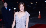배우 수현, 청룡영화제 신인상 시상… 화려한 드레스 '눈길'