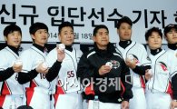 [포토]조범현 감독, '신규 선수입단으로 든든합니다'