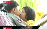 삼둥이-추사랑 만남…"만세·사랑 뽀뽀에 쓰담쓰담, 깨가 쏟아지네"