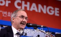 [포토]슈틸리케 감독, '축구대표팀의 변화를 기대하세요'