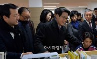 [포토]검사자들과 인사 나누는 정병국 국회병영혁신특별위원장