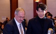 [포토]손흥민, '슈틸리케 감독 축하에 환한 웃음'
