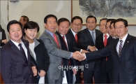 [포토]손 맞잡은 여야 원내지도부