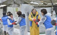 동양생명, 구룡마을서 독거노인 연탄 나눔 활동